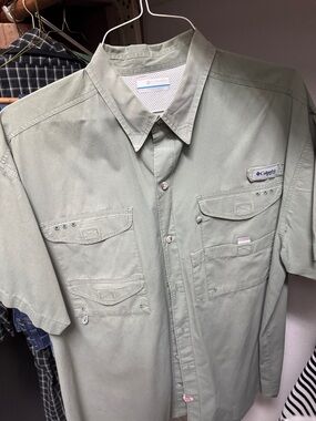 Columbia Light Sage Short-Sleeve Button-Down Fishing Shirt